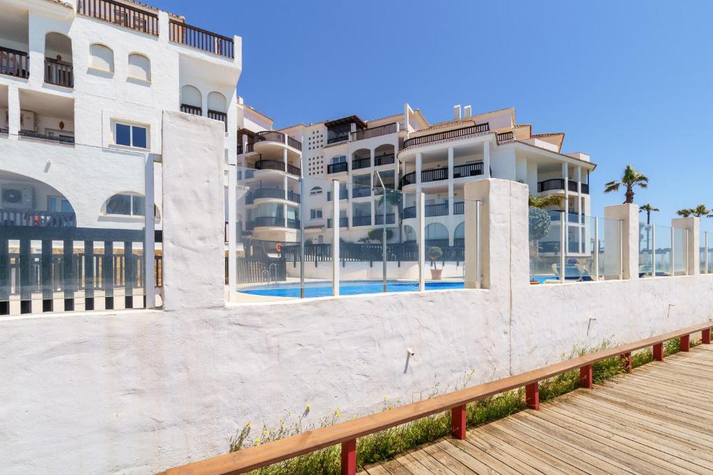 Basen w obiekcie Puerta Del Mar Penthouse Beachfront - Happy Rentals lub w pobliżu