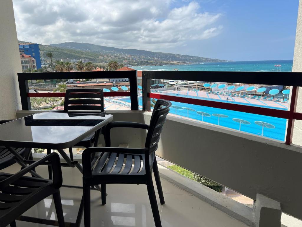 Bazén v ubytování Beachfront Chalet in Aqualand Resort - Batroun nebo v jeho okolí