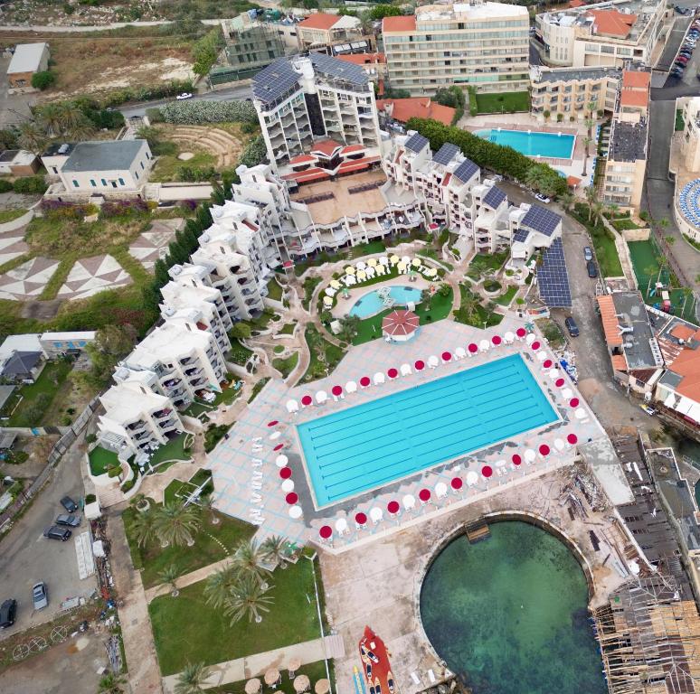 Bazén v ubytování Beachfront Chalet in Aqualand Resort - Batroun nebo v jeho okolí