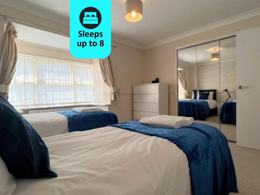 Un pat sau paturi într-o cameră la Large 4 Bed House - 2 Bathrooms With Parking - Ipswich