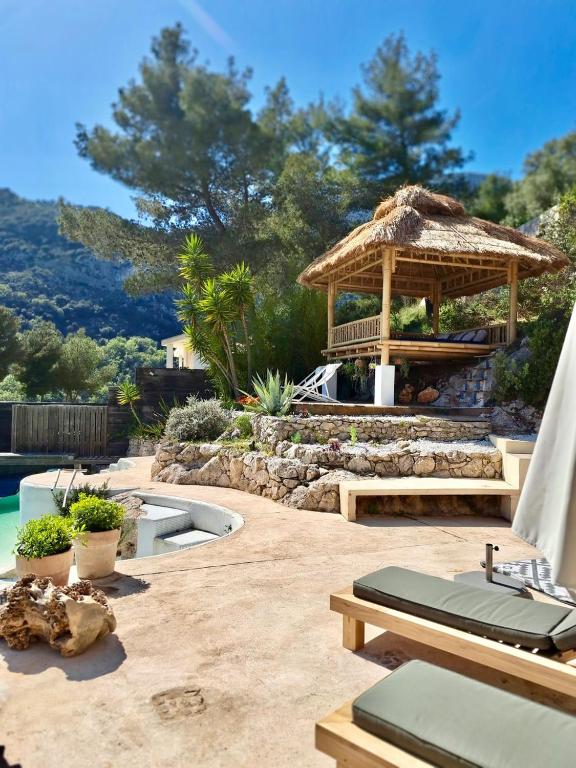 une cour avec un kiosque et une piscine dans l'établissement Spacious Dream Villa near Monaco, à Roquebrune-Cap-Martin