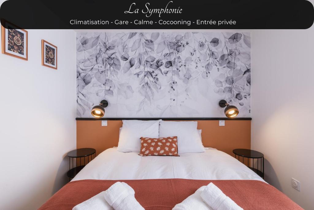 - une chambre avec un lit à baldaquin sur le mur dans l'établissement La Symphonie - Cosy - Climatisation - Proche Gare, à Montluçon