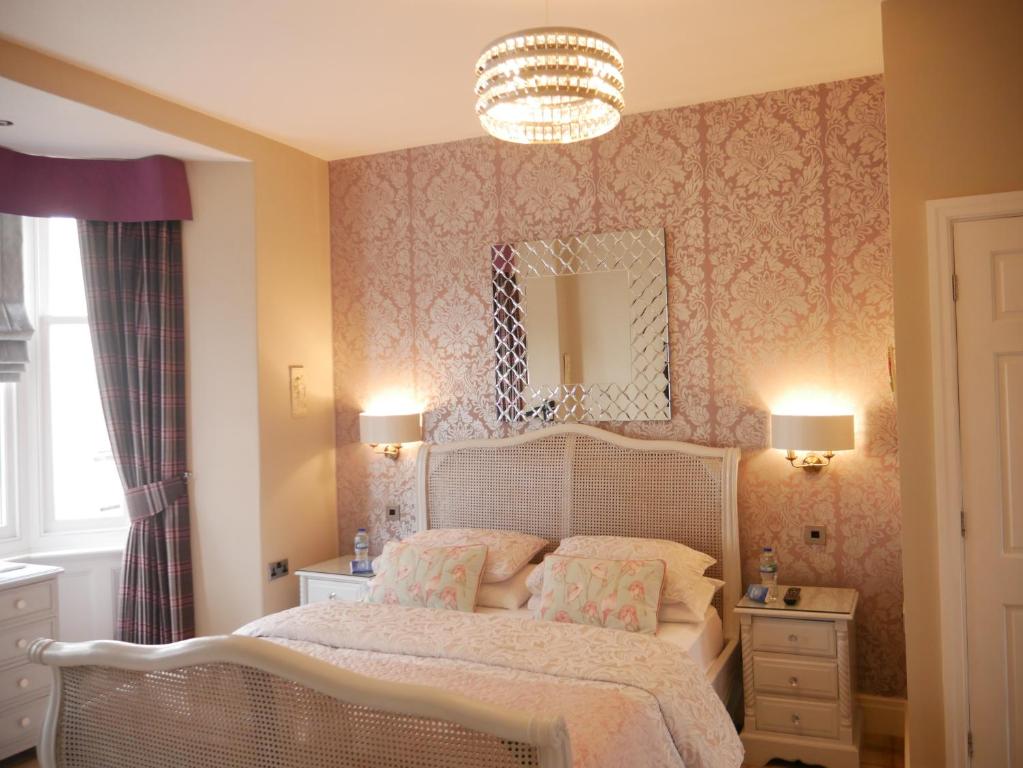 Postel nebo postele na pokoji v ubytování Bowness Bay Suites