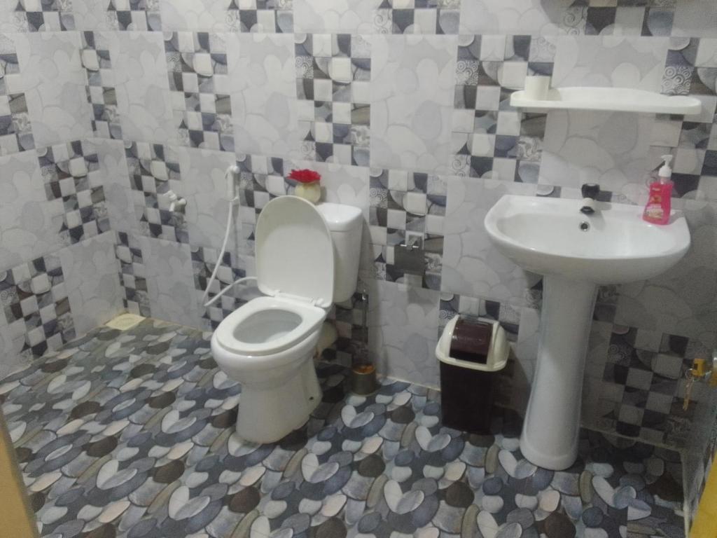 シギリヤにあるsigiriya village hostelのバスルーム(トイレ、洗面台付)