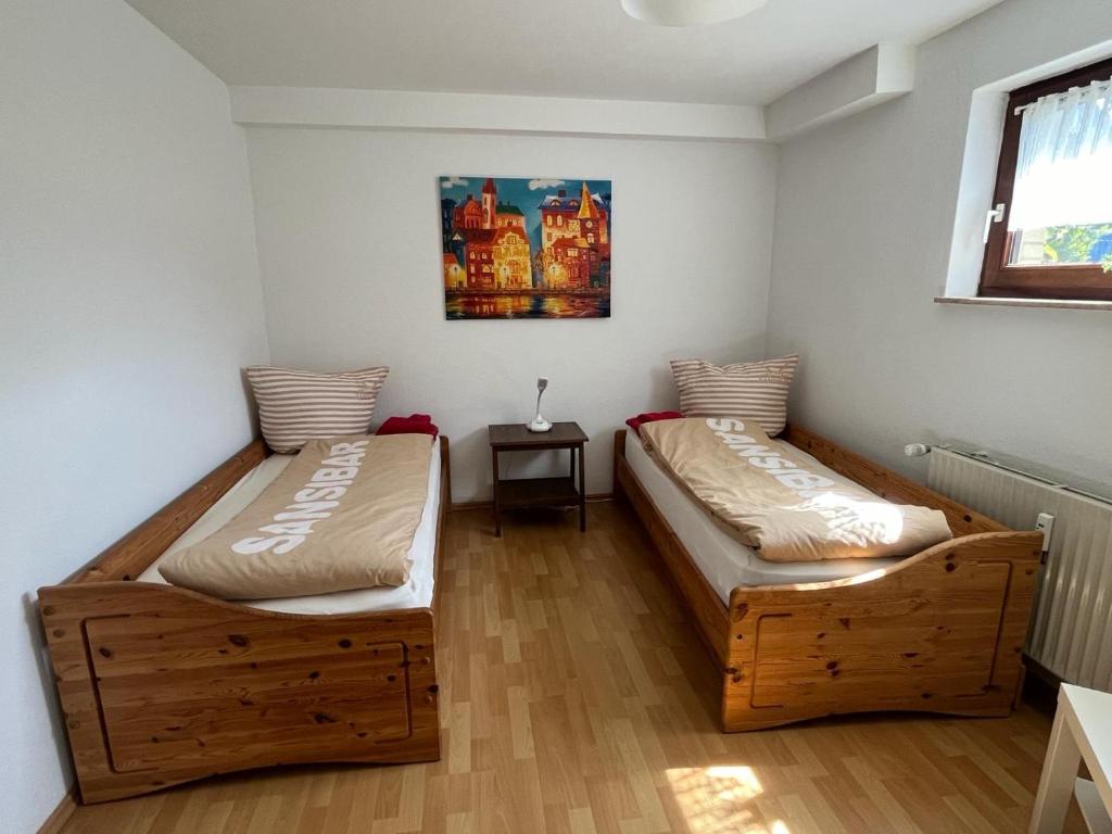 2 camas individuales en una habitación con ventana en Göttinger Betten en Göttingen