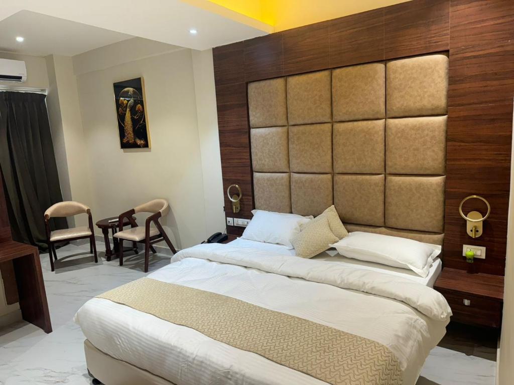1 dormitorio con 1 cama grande y cabecero grande en Hotel Asha & Banquet en Bettiah