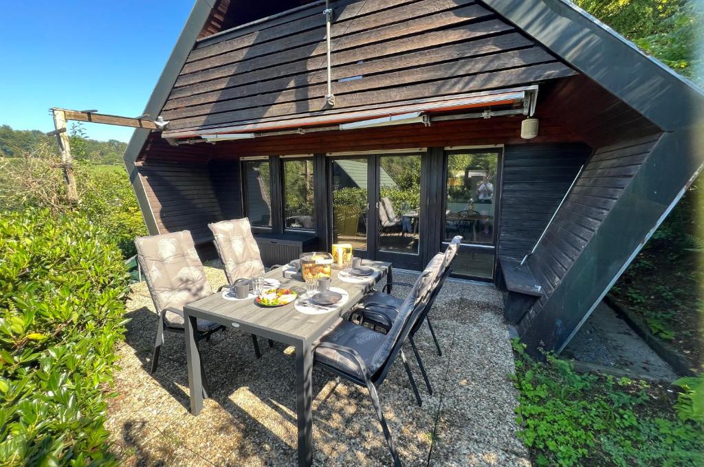 einen Tisch und Stühle vor einer Hütte in der Unterkunft Hidden Cottage Odenwald in Wald-Michelbach