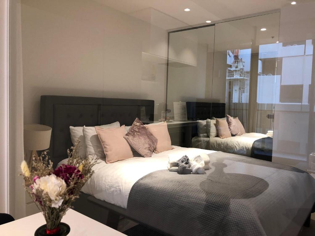 een slaapkamer met een bed en een grote spiegel bij Apartment Chole in Melbourne