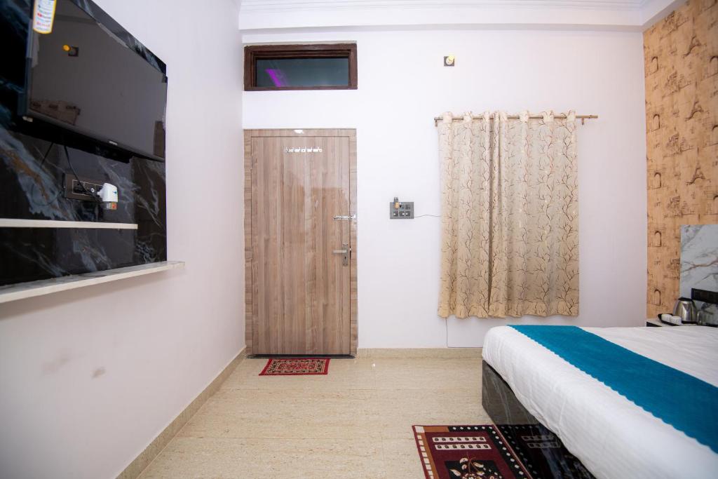 Katil atau katil-katil dalam bilik di Shri Radhe Radhe Guest House In-front of Ram Janam Bhumi Main Gate Opposite 200 Meter Fully AC All Rooms
