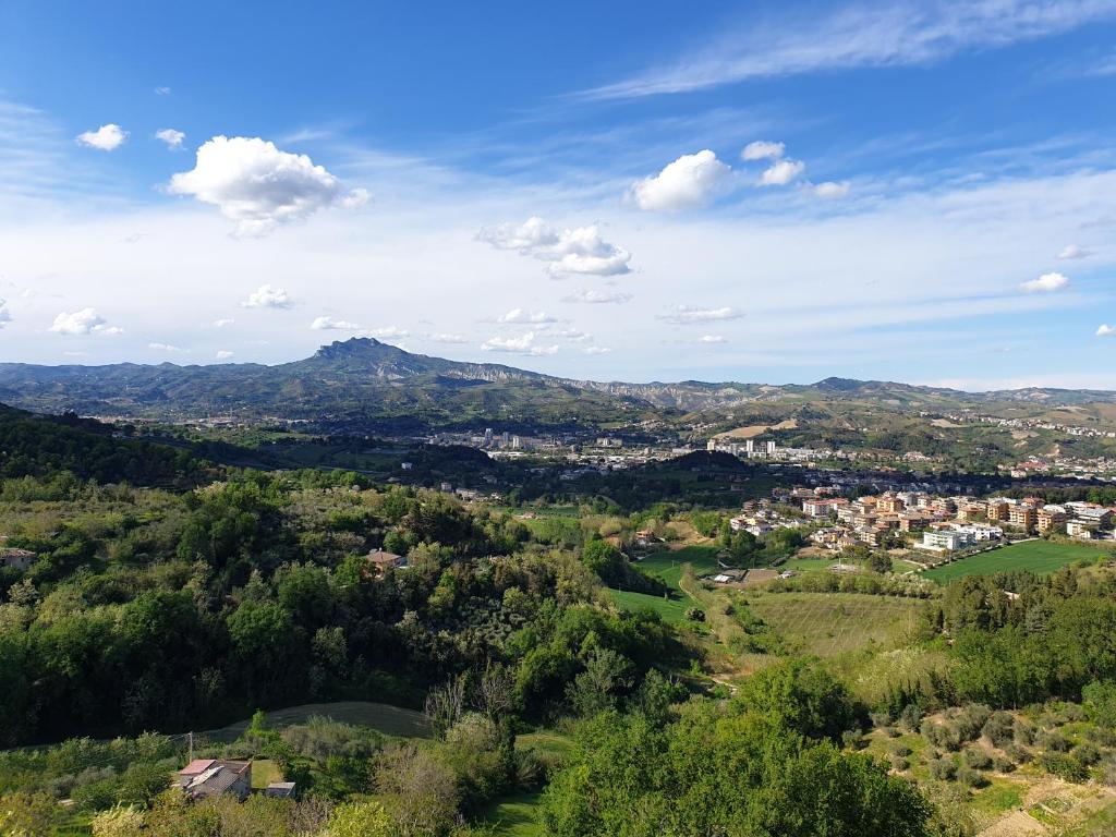 uitzicht op een stad in de heuvels bij Il Balcone su Ascoli Piceno in Folignano