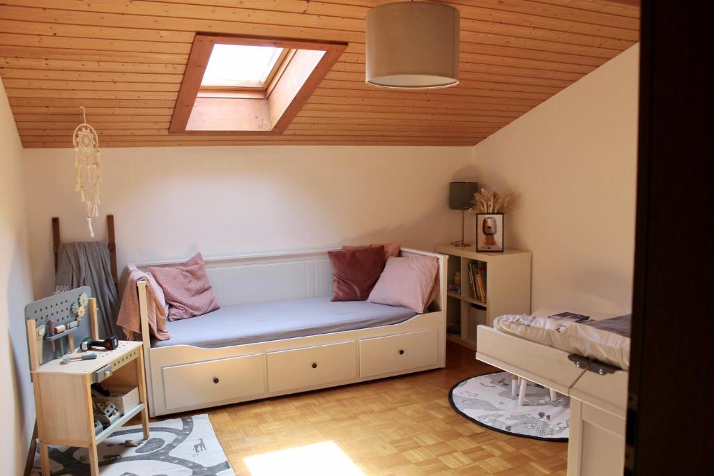 ein Wohnzimmer mit einem Sofa und einem Fenster in der Unterkunft Ferienwohnung Bergliebe in Staudach-Egerndach