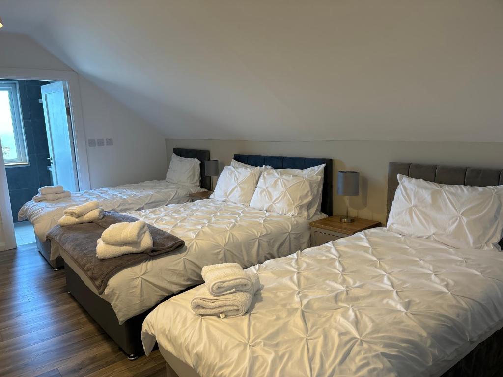 Postel nebo postele na pokoji v ubytování Aran views