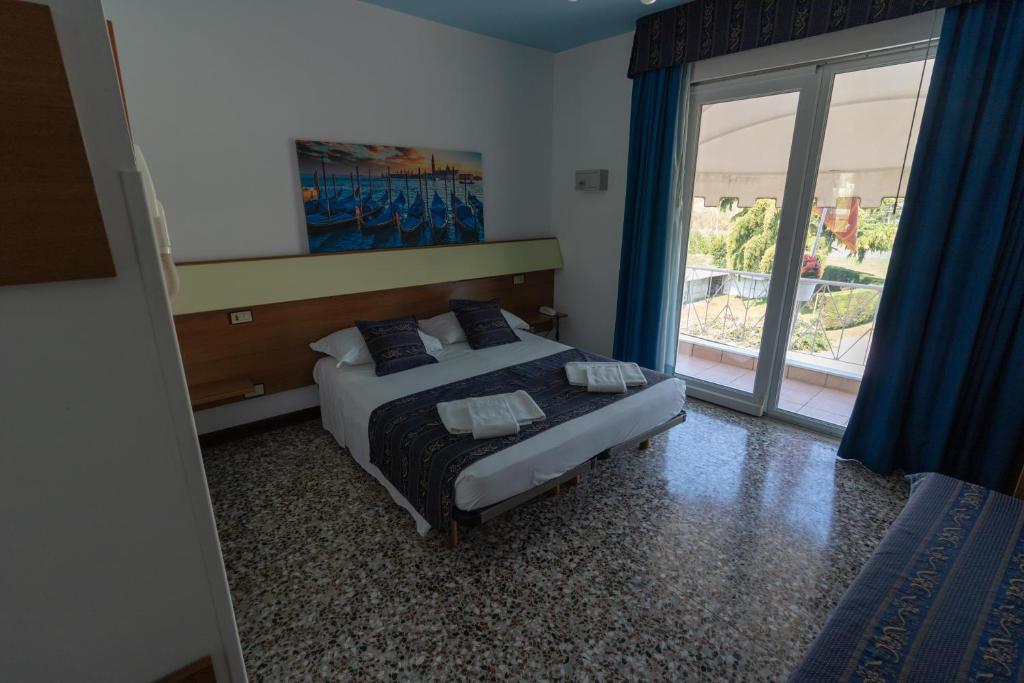 Postel nebo postele na pokoji v ubytování BlueColors Hotel