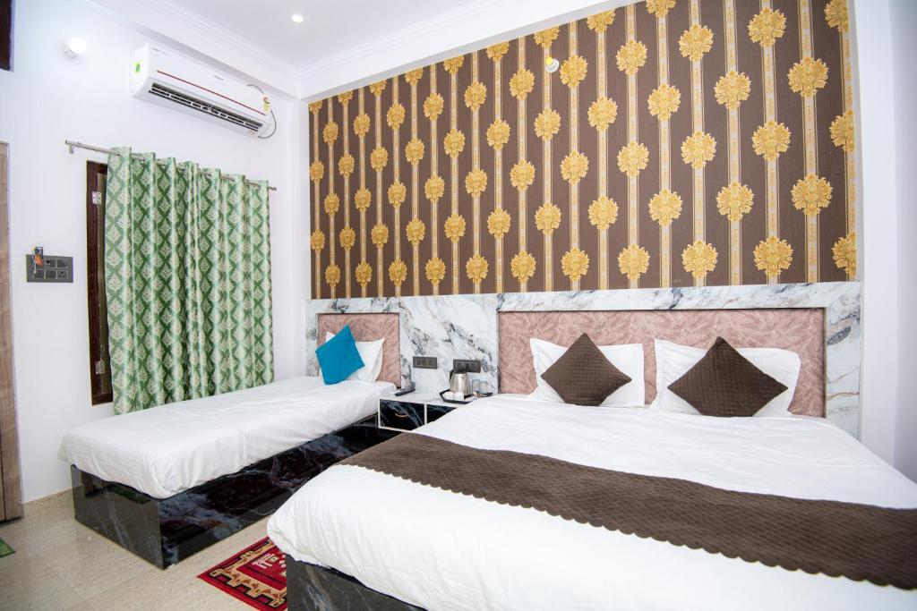 Katil atau katil-katil dalam bilik di Shri Radhe Radhe Guest House In-front of Ram Janam Bhumi Main Gate Opposite 200 Meter Fully AC All Rooms