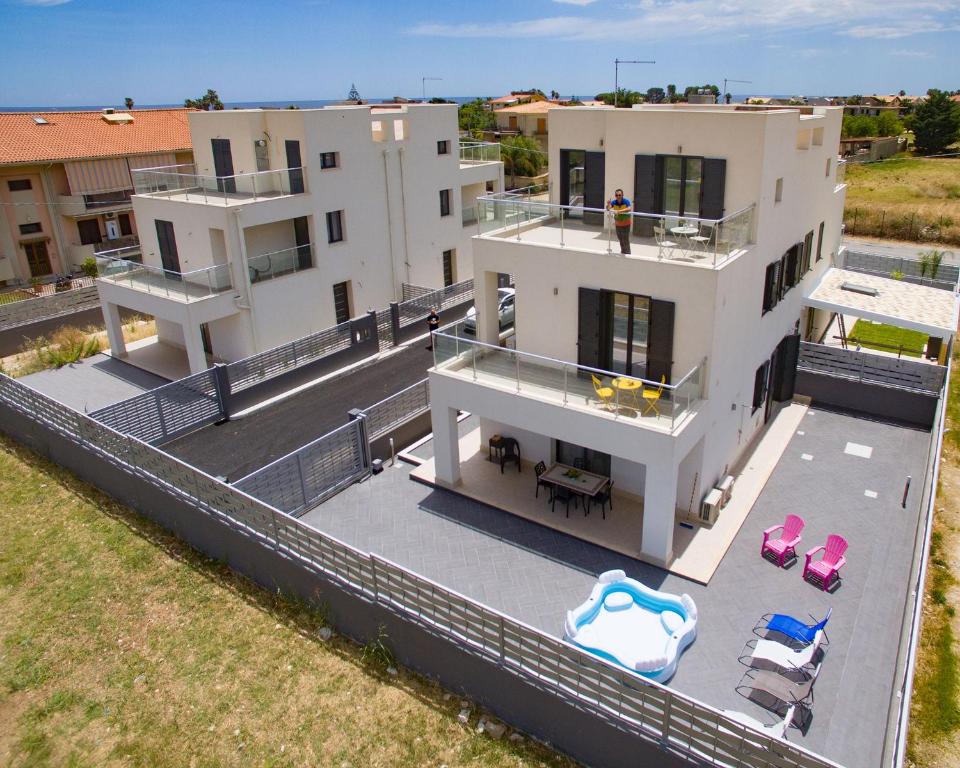 アヴォラにあるVilla sul mare DON TOTO'のプール付きの家の航空写真