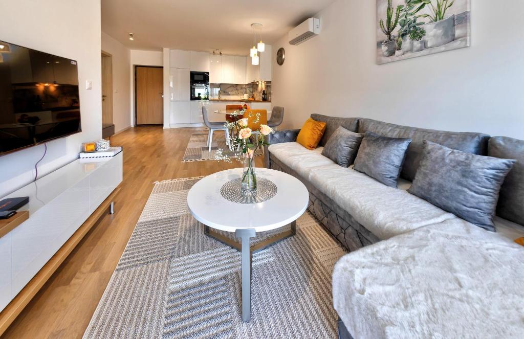 un salon avec un canapé et une table dans l'établissement Apartman SAN, à Mostar