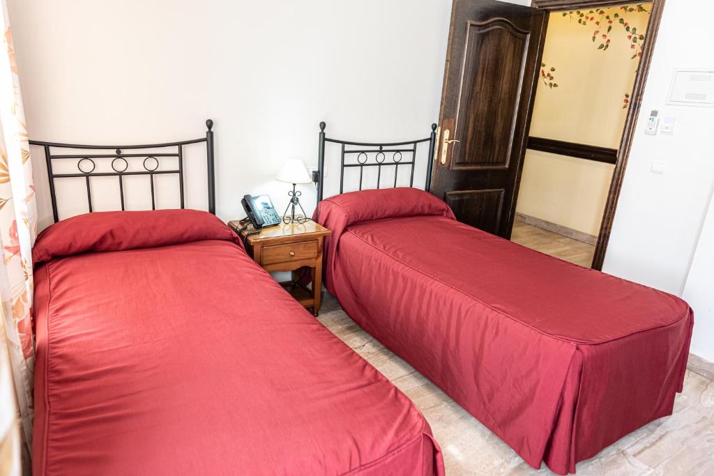 Łóżko lub łóżka w pokoju w obiekcie Hotel Las Rosas