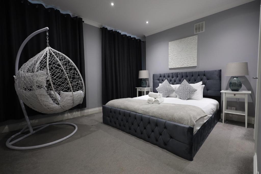 Säng eller sängar i ett rum på Lovely 3BR Garden Apartment l Abbey Road, London
