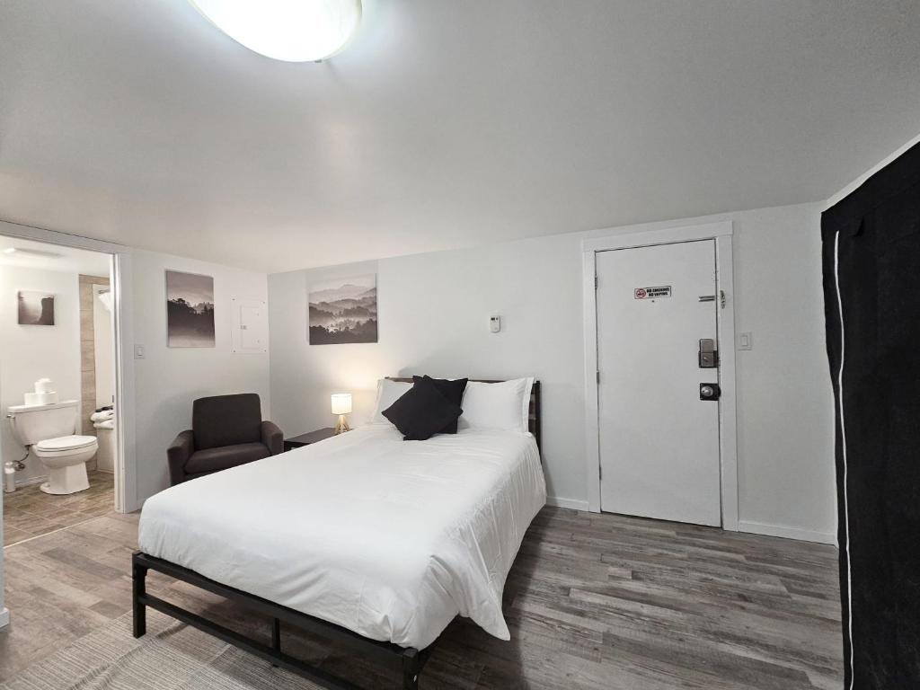 Ένα ή περισσότερα κρεβάτια σε δωμάτιο στο Affordable Double Bed Parking Downtown A plus WiFi