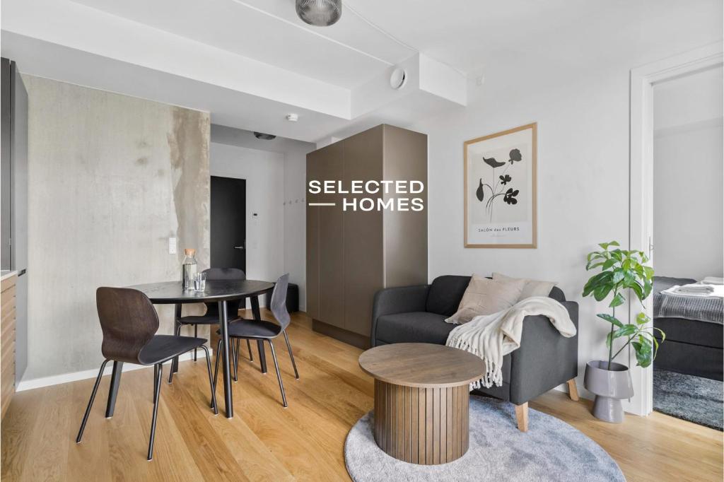 een woonkamer met een bank en een tafel bij Modern luxury apartment in Aarhus
