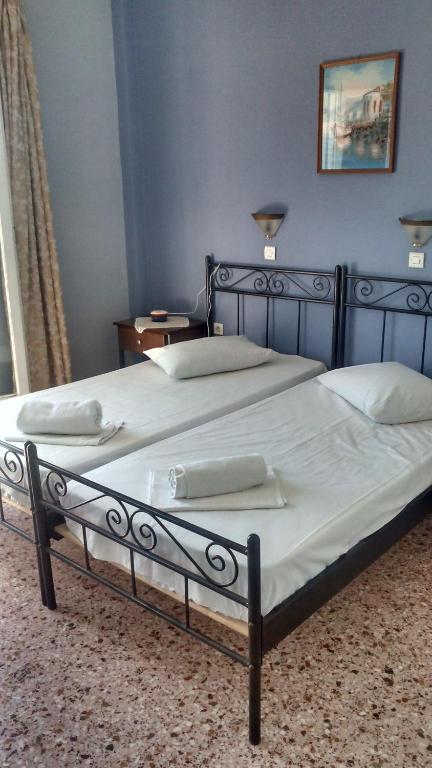 Postel nebo postele na pokoji v ubytování Oasis Hotel Theodoros & Litsa Galaris