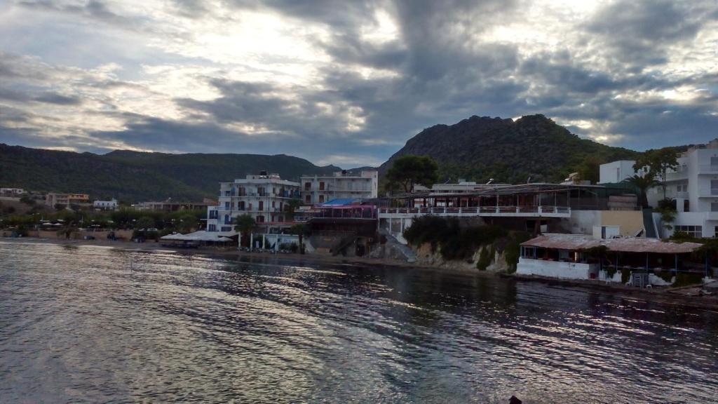 - une vue sur une rivière avec des bâtiments et des maisons dans l'établissement Oasis Hotel Theodoros & Litsa Galaris, à Agia Marina