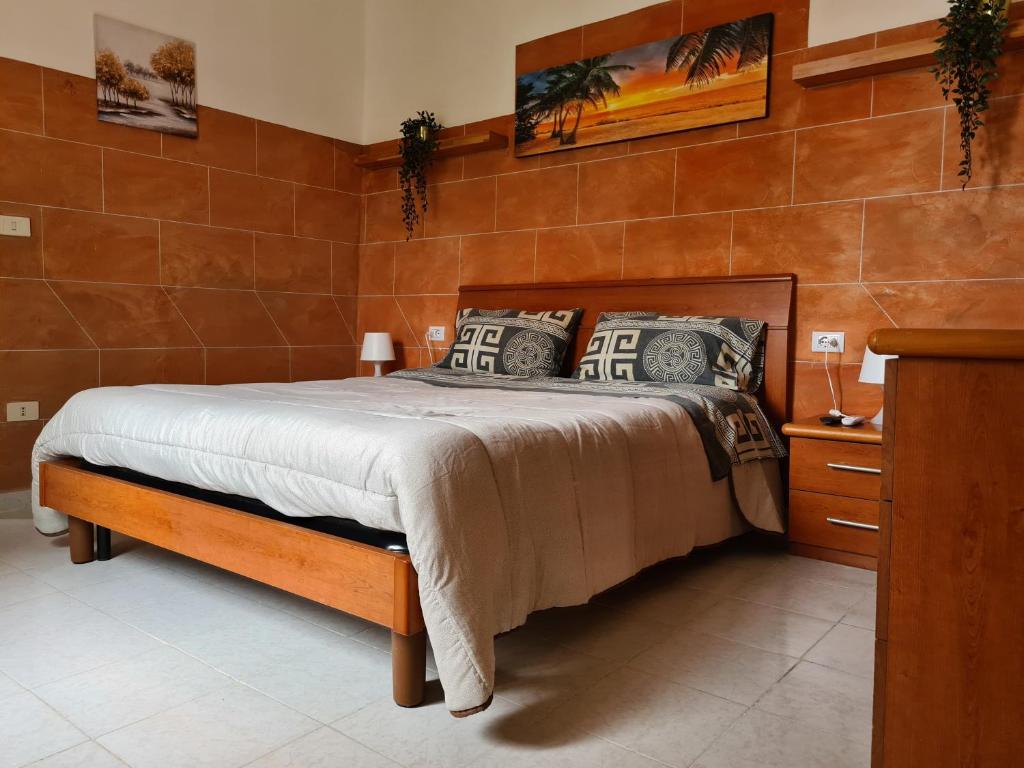 - une chambre avec un grand lit dans l'établissement Casa di Persefone, à Messina