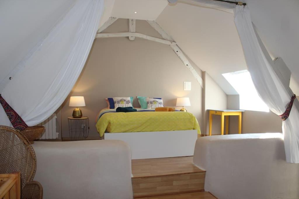 ein weißes Schlafzimmer mit einem Bett und einem Sofa in der Unterkunft Gite de la rampotiere in Quettreville-sur-Sienne