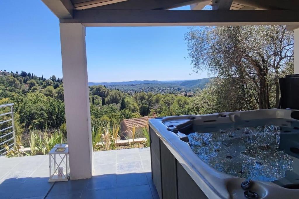 un bain à remous sur une terrasse avec vue dans l'établissement Villa piscine et jacuzzi la madonnette, à Spéracèdes