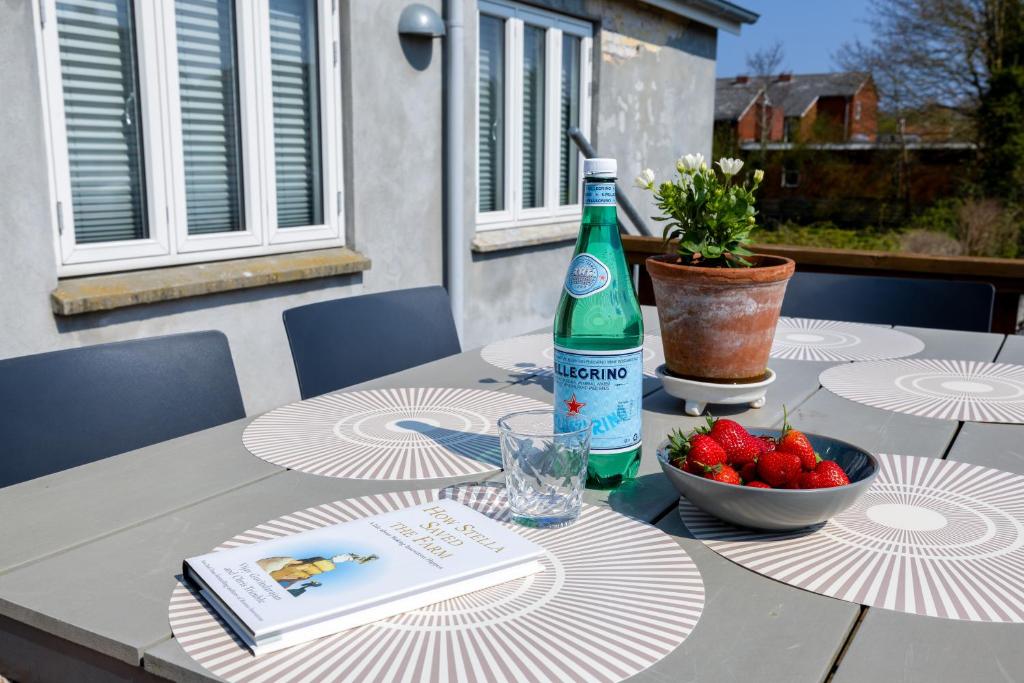 Nápoje v ubytování Cozy Apartment Stevns