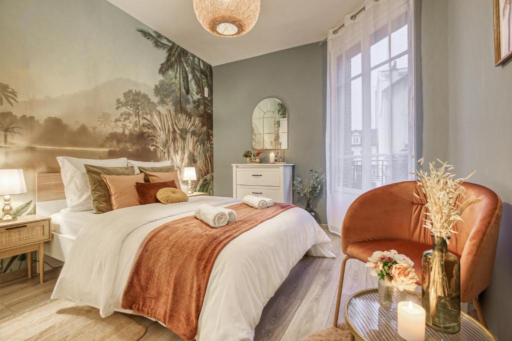 une chambre avec un grand lit et une chaise dans l'établissement Peaceful Garden-Portes de Paris-METRO, à Asnières-sur-Seine