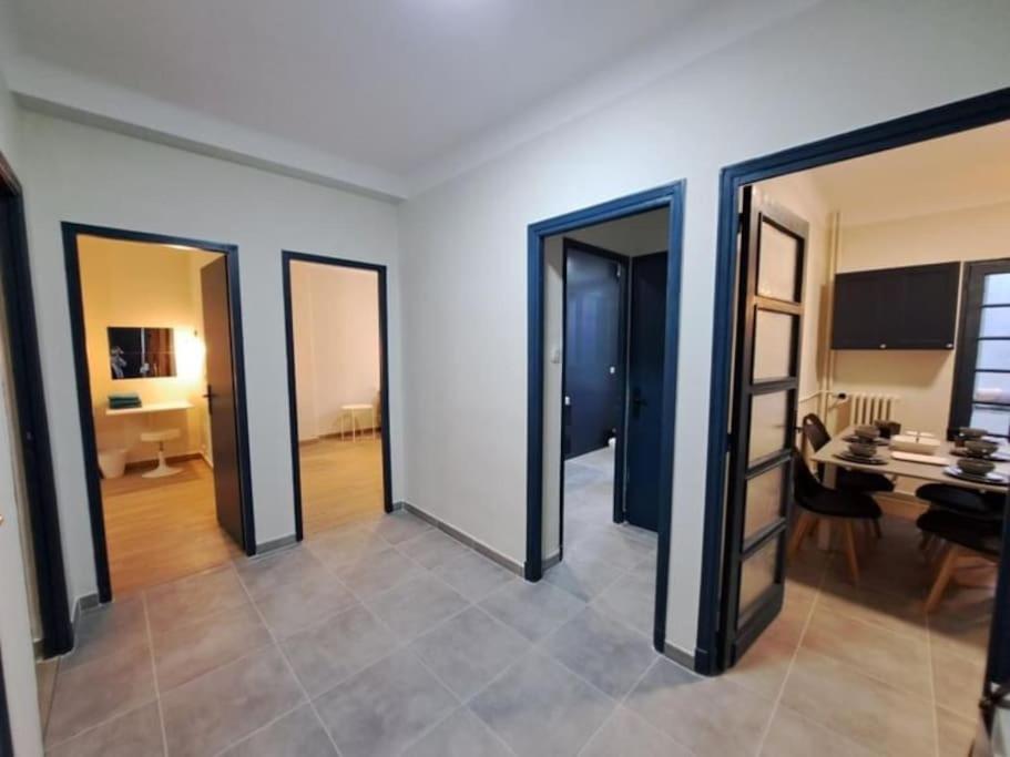 une pièce avec quatre portes et une salle à manger dans l'établissement Sapphire Blue Saint-Charles, à Marseille