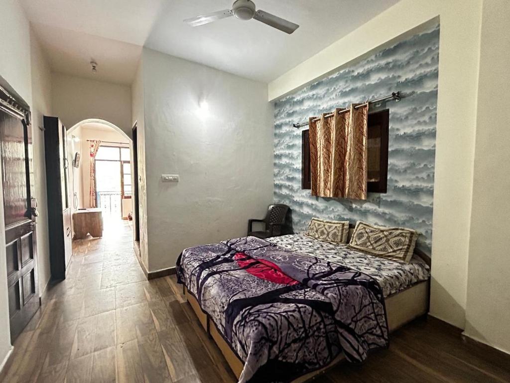 um quarto com uma cama e uma parede com um mural de nuvens em Marina trail em Dharamshala