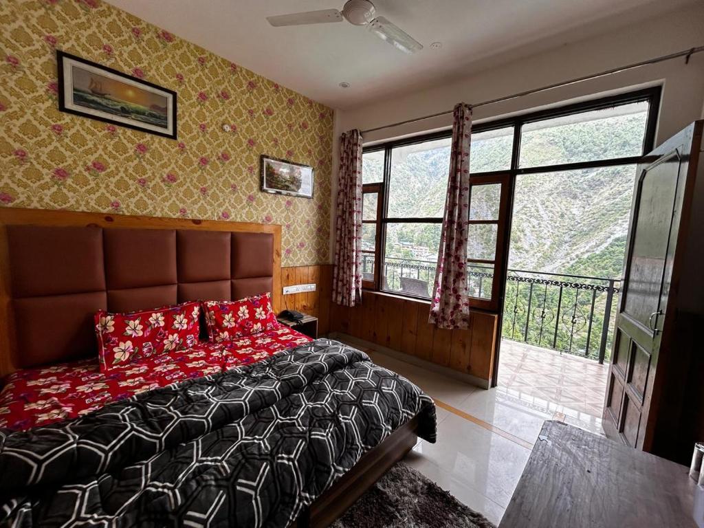 um quarto com uma cama e uma grande janela em Marina Group of hotel Trail em Dharamshala