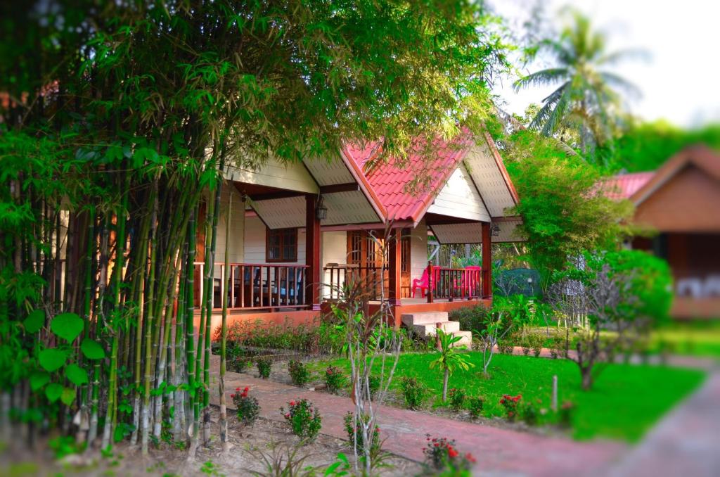 Zahrada ubytování Sayang Beach Resort Koh Lanta