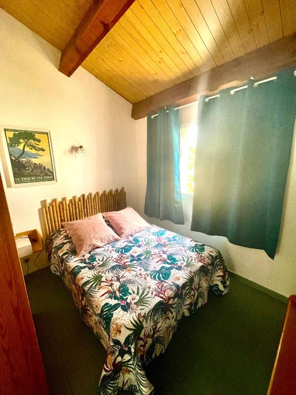 une chambre avec un lit et une fenêtre dans l'établissement T2 Râteau Bavoir, à Calvi