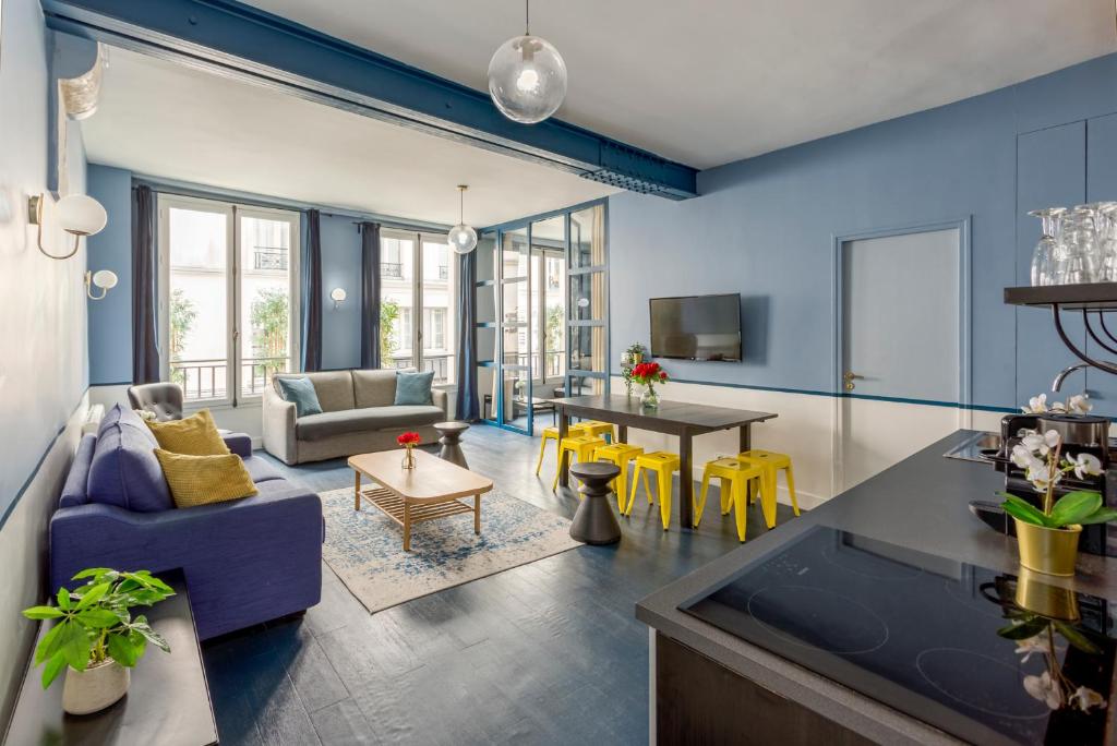 a living room with a purple couch and a table at Luxury 3 Bedroom 2 Bathroom Family Loft in Central in Paris