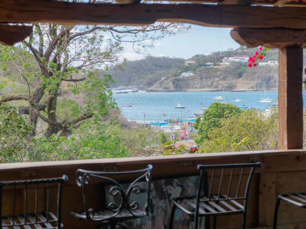 una vista sull'oceano da un portico con due sedie di Cozy Apartment, Bayview, 3 blocks to beach/center a San Juan del Sur