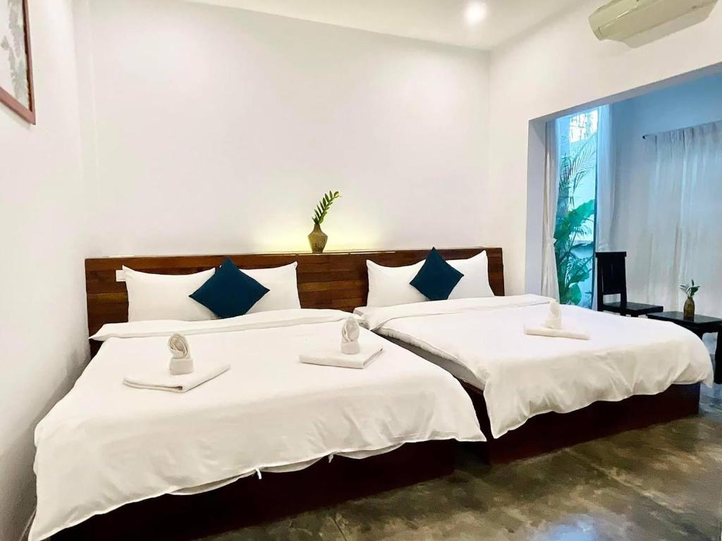Postel nebo postele na pokoji v ubytování Chhouy Vathna Angkor Boutique