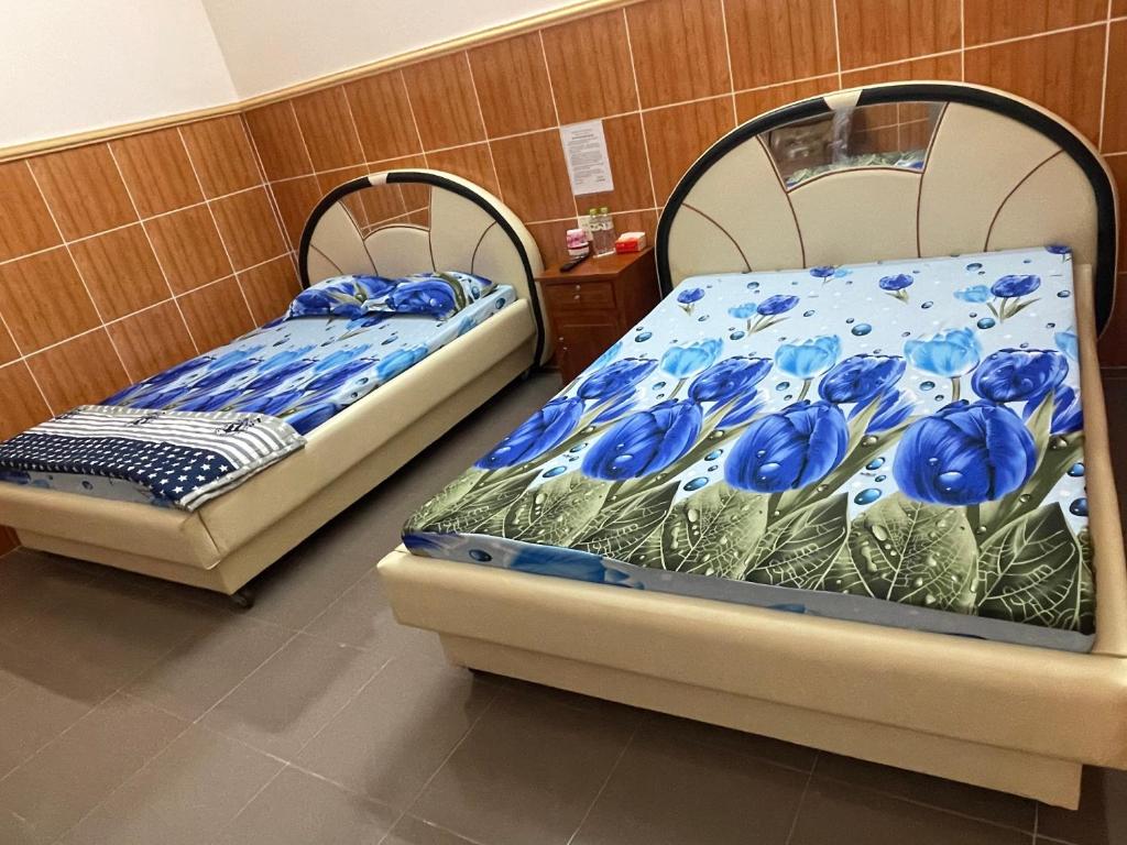 dos camas sentadas una al lado de la otra en una habitación en LAN168, en Long Hai