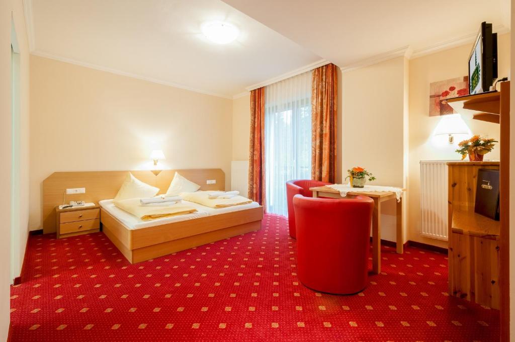 A bed or beds in a room at Hotel Landhof Simeter GMBH
