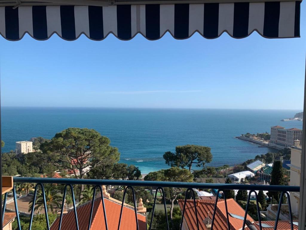 een balkon met uitzicht op de oceaan bij Le Bleu in Roquebrune-Cap-Martin