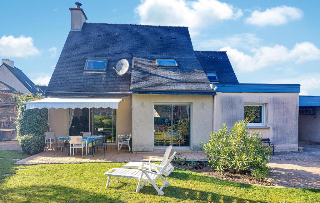 a house with a table and chairs in the yard at Cozy Home In Locquénolé With Kitchen in Locquénolé