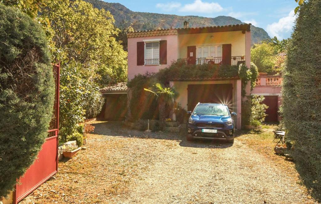 een auto geparkeerd voor een huis bij 2 Bedroom Nice Home In Moustiers-sainte-marie in Moustiers-Sainte-Marie