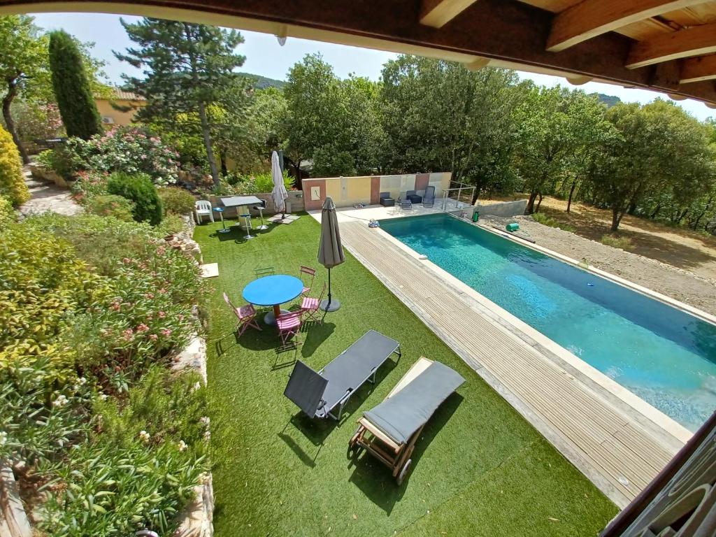 an overhead view of a backyard with a swimming pool at La chênaie in Saint-Restitut