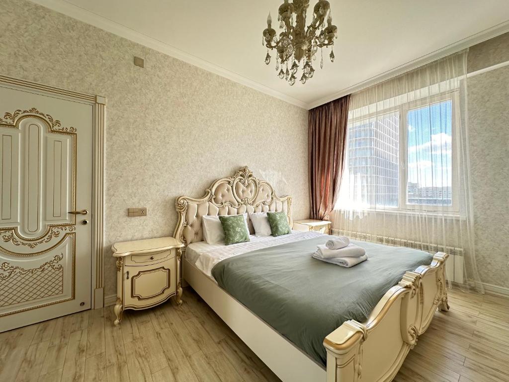 Tempat tidur dalam kamar di Luxury Apartments in the city center near Baiterek
