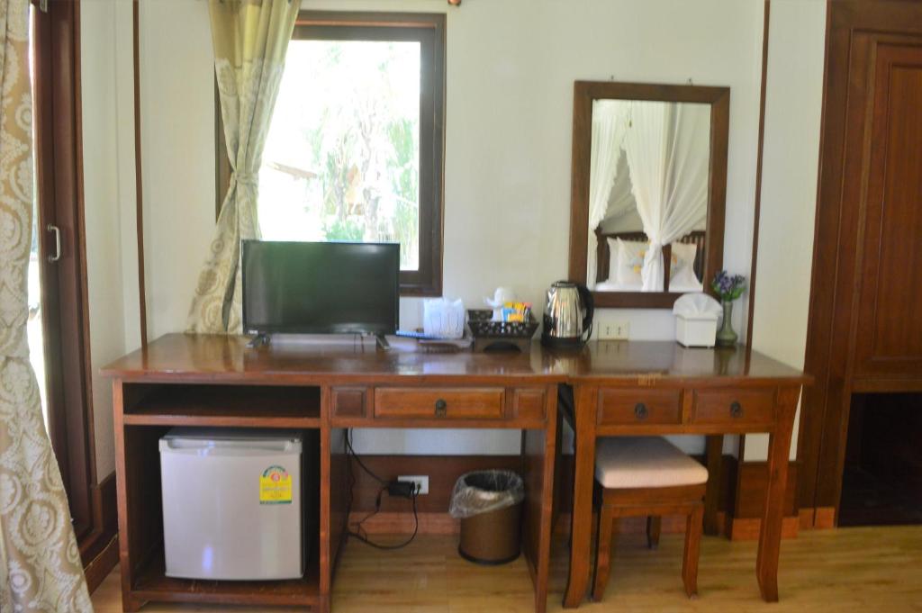 TV a/nebo společenská místnost v ubytování Sayang Beach Resort Koh Lanta