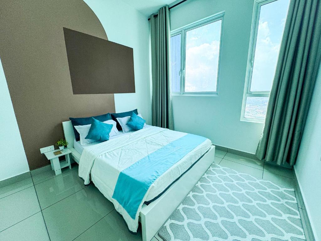 Un dormitorio con una cama grande con almohadas azules. en Palmyra Residence Whole Condo, en Kajang