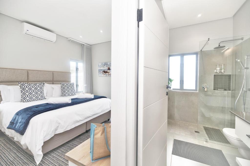 una camera da letto con un letto e una cabina doccia di Cliff Haven a Struisbaai