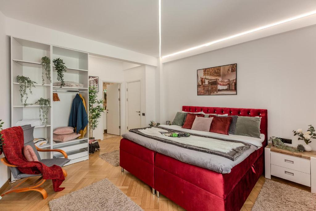 Un pat sau paturi într-o cameră la Luxury Penthouse - 2 BR Jacuzzi Apart near Grand Hotel at Universitate